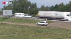 Řidiči si našli únik z kolon na D1. Jezdí po louce