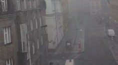 VIDEO: Smrt chodce po pádu římsy zachytila kamera. Stačily vteřiny