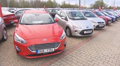 Domácnosti na tom nejsou dobře, začaly se zbavovat aut. Ojetin na trhu přibývá