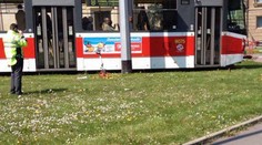 Turistka při focení vyšla na koleje, srazila ji projíždějící tramvaj