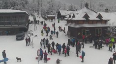 Na horách je hlava na hlavě! Policisté museli uzavřít Bedřichov i Pustevny