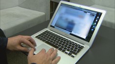 Muž si chtěl koupit koloběžku. Prodávající mu vytrhl peníze z ruky a utekl