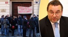 Akademici se bouří: "Dobeš chce tunelovat vysoké školy!"