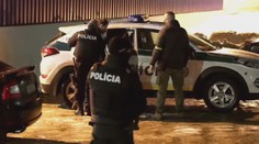 Muž (41) měl zabít své rodiče. Pak se zabarikádoval v obchodě s rukojmí
