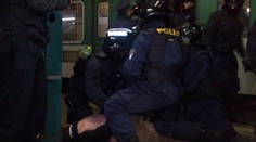 Policisté zadrželi baníkovce na cestě domů. Hodil láhev po novináři