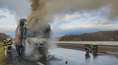 Na D8 vzplanul kamion. Policie dálnici musela uzavřít
