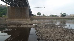 Extrémní sucho vede k zákazům. Nesmí se mýt auta ani zalévat