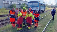 Neštěstí na Karlovarsku: Dívku (14) srazil vlak, je velmi vážně zraněná