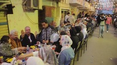 Sousedské posezení v Káhiře pro 50 tisíc lidí. A veškeré pochoutky jsou zdarma