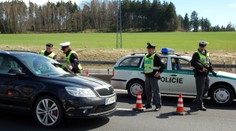 Řidič vypil LÁHEV VÍNA, kličkoval po cestě a PRCHAL před POLICISTY! MĚL 2,5 PROMILE!