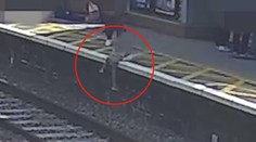 VIDEO: Nehlídané dítě vystupovalo a spadlo mezi vlak a nástupiště