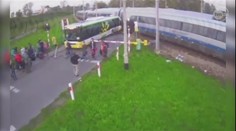 VIDEO: Autobus uvězní závory na přejezdu, pak se vyřítí pendolino!