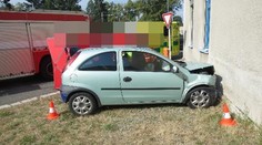 Tragická nehoda v Hradci Králové. Senior sjel ze silnice a narazil do domu