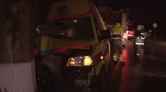 VIDEO: LEDOVKA ZABÍJÍ! Vrazil do stromu. Havarovala i sanitka