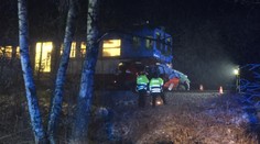 Vlak smetl auto na přejezdu, tlačil ho stovky metrů! Zemřeli dva muži