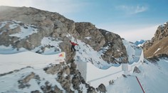 Francouzský snowboardcrossař se smál nebezpečí do očí. Skákal kolem skal