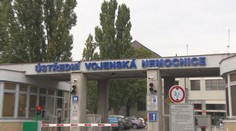Razie v Ústřední vojenské nemocnici. Policie zadržela 11 lidí