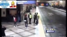VIDEO: Kopali dívku (15). Strážnici zírali
