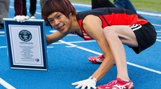 Takhle běhá rekordman PO ČTYŘECH! Japonec překonal rekord!