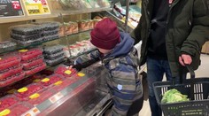 Na západě jsou potraviny levnější než u nás. Výplaty ale stále pokulhávají