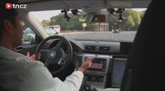 AUTO BEZ ŘIDIČE! Samo se orientuje v provozu! VIDEO