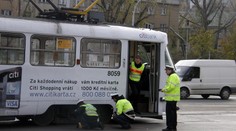 Tramvaj na Žižkově srazila chodkyni! Z pod tramvaje ji vyprostili hasiči