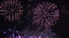 VIDEO: Nebe nad Prahou rozzářil ohňostroj s pivoňkami a hřiby