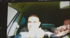 Tohle video musíte vidět: Policisté si s banánem hráli na opice
