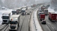 Co má bránit zimním kolapsům na D1? Odstavení kamionů a dva sypače