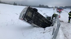 Čerstvý sníh způsobil chaos na silnicích, přibyla nová výstraha