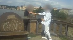 Muž chtěl skočit z mostu Legií, rozmluvila mu to kolemjdoucí