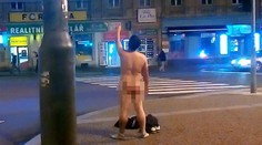 "Dě*ka, otvor bránu," křičel naháč v Plzni. Natočily ho kamery