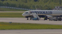 Bělorusové letadlo podle expertů unesli. Zadržený novinář natočil video