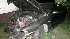 Řidič přerazil dva smrky. Jeho honda je na odpis