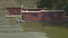 Lidé jsou bezohlední, zuří manžel Heleny Vondráčkové. Hausbótem jim houpají vlny