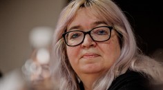 Senátorka Zwyrtek Hamplová zkolabovala. Z jednání ji odvezla sanitka