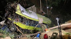 Při nehodě v turistickém ráji zemřelo nejméně 17 lidí. Autobus padal 30 metrů