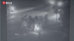 Parta Romů brutálně zkopala dva mladíky. POLICEJNÍ VIDEO