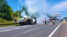 Požár náklaďáku zastavil provoz na Pražském okruhu. Auto vezlo historický tank