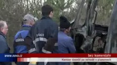 VIDEO: Kamion skončil po nehodě v plamenech