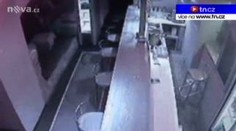 Přepadl hernu a pobodal obsluhu. EXKLUZIVNÍ VIDEO