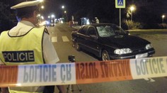 Chodec vběhl pod auto u autobusové zastávky. Bojuje o život