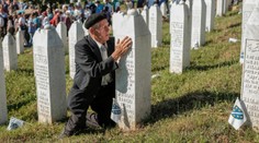 Pieta za oběti masakru ve Srebrenici se zvrtla, létaly kameny!