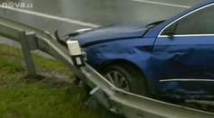 VIDEO: Rychlý policejní Passat to napálil do svodidel! TO MUSÍTE VIDĚT