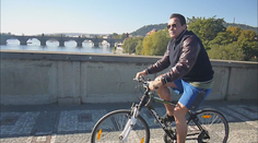 Terminátor dorazil do Prahy. Schwarzenegger se proháněl na kole bez helmy