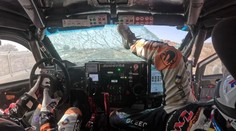 Náročný Dakar: Kolocová musela vykopnout přední sklo a dojela bez něj