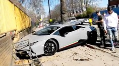 Machroval s károu za 7,5 milionu. Po pár metrech ji rozmlátil o zeď