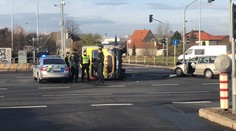Sanitka skončila po nehodě na boku, auta zablokovala křižovatku