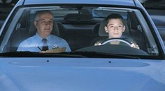 Učitelé z autoškoly a úředník handlovali s řidičáky