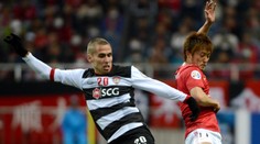 Fotbalista stáhl trenýrky a dal si je na hlavu. Viděl červenou!